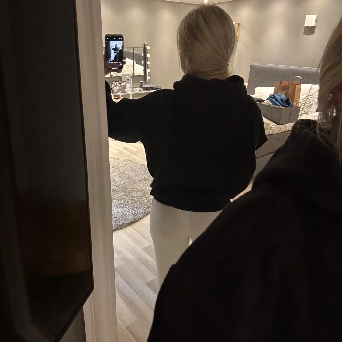 Svart hoodie med ficka - 2