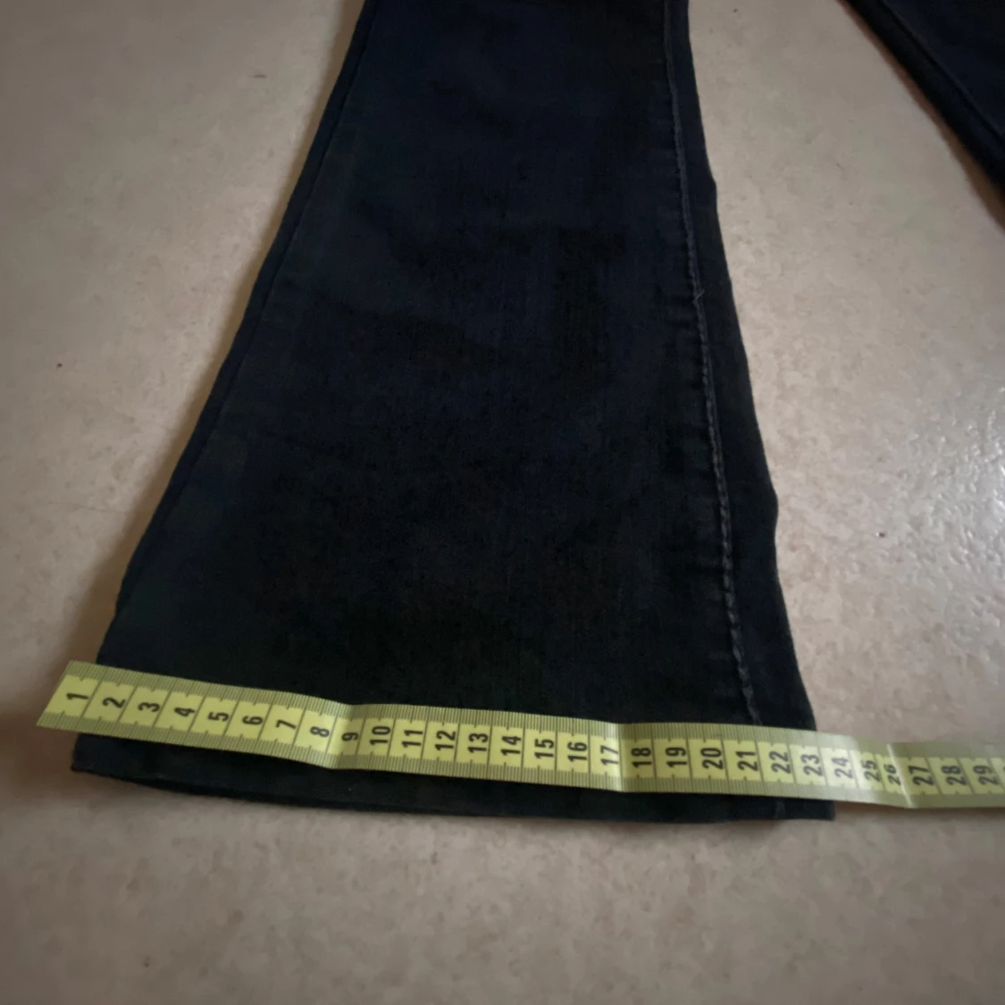 Svarta jeans med broderade bakfickor och strass - 3