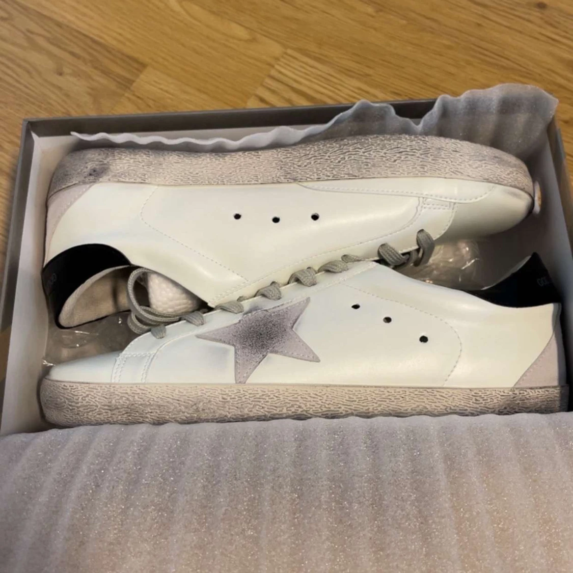 Vita sneakers från Golden Goose med grå stjärna
