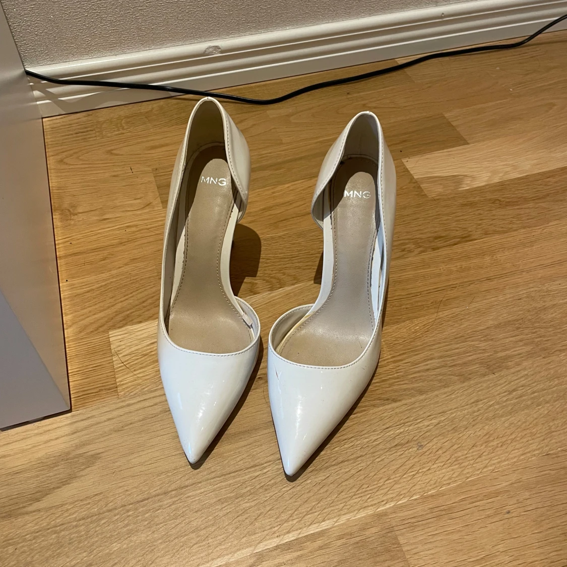 Vita pumps med klack från MNG - 1