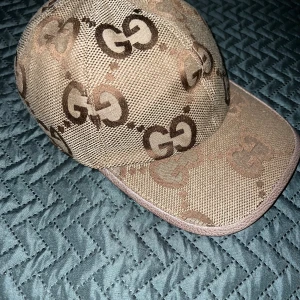 Beige Gucci jumbo  - Gucci jumbo storlek M. Använd 2 gånger. Pris kan diskuteras och är öppen till byten.