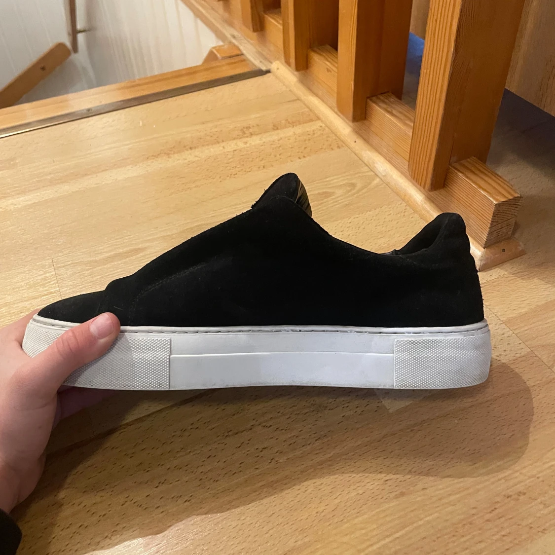 Säljer Svarta sneakers från Axel Arigato i mocka - 2