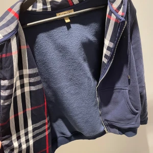 Burberry zip up  - Andvänd 4-5 gånger inget fel med den, Burberry tag ingår står storlek Xl men är storlek L 