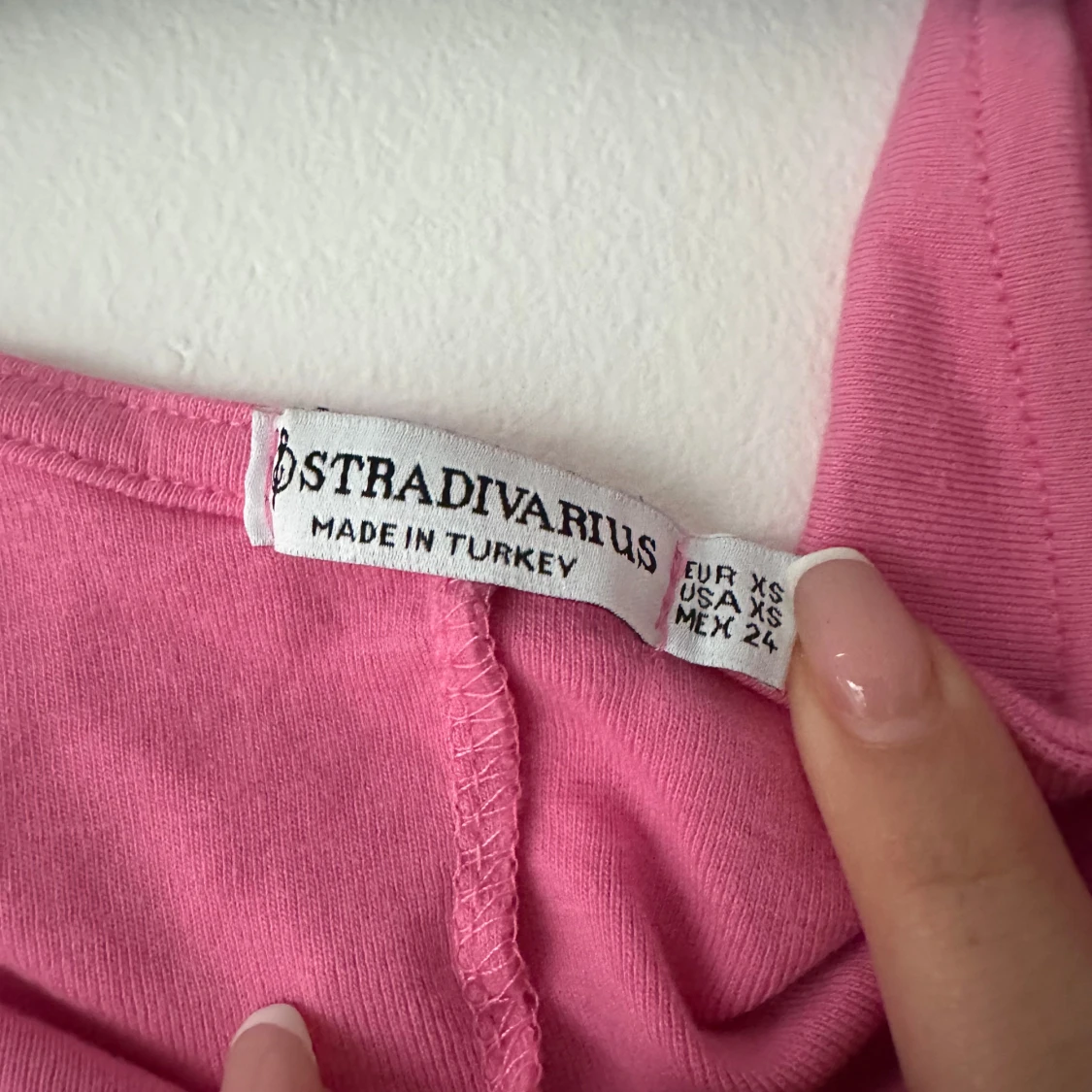 Rosa one shoulder långklänning från Stradivarius - 1