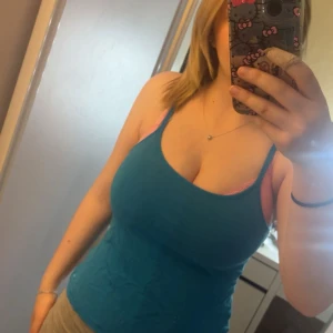 Blått linne från Pink/Victorias secret - Säljer ett blått linne från Pink/Victorias secret. Lite utsvängd nertill. Står att det är M men passar Xs/S. Kan tänka mig att gå ner i pris😊