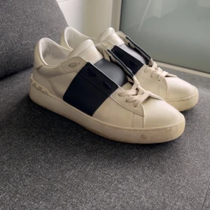 Valentino open - Säljer ett par valentino open i färgen vit och mörkblå || Storlek 43 || Skick 8,5/10 || Skriv om ni har några funderingar!