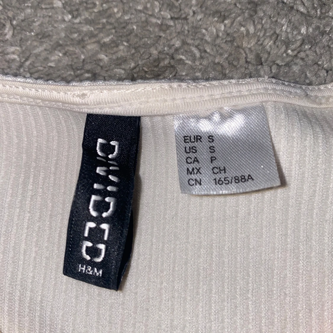 Vit ribbad oneshoulderklänning från H&M Divided - 2