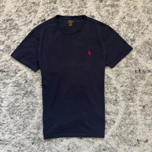 Ralph Lauren t-shirt  - Väldigt snygg och stilren mörkblå Ralph Lauren t-shirt | Nypris 1000kr | Passar 175-185 |