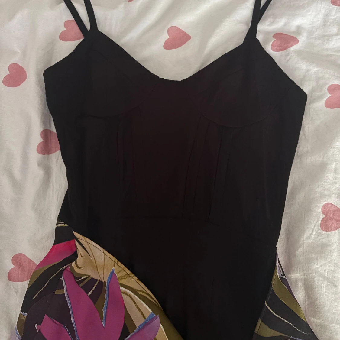 Svart klänning med färgglad blommig kjol och knyt - 2