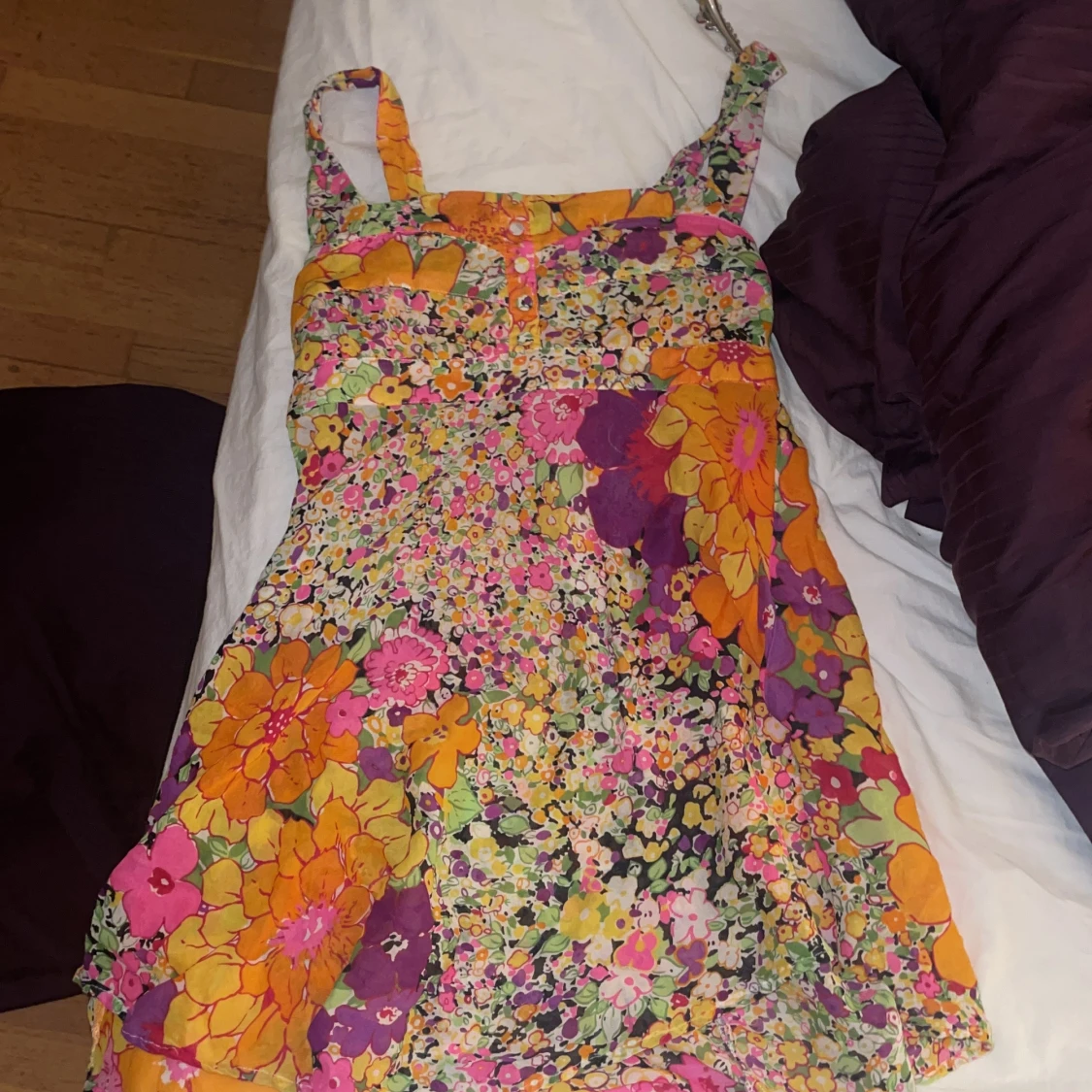 Färgglad blommig sommarklänning med dragkedja