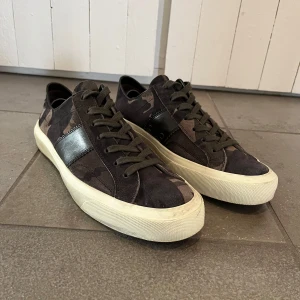 Tom Ford skor - Säljer ett par riktigt schyssta tom Ford skor i riktigt fint skick! Skorna är inte alls använda mycket! Storleken är 43, dvs innersulan är runt 28 cm! 