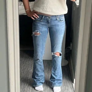 Lågmidjade jeans - Säljer mina sååå fina lågmidjade jeans då dom tyvärr är försmå för mig💕😢 