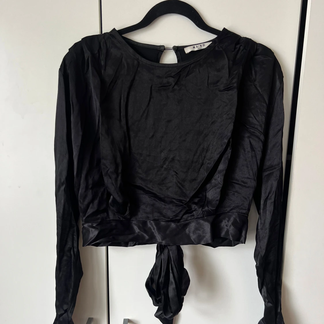 Svart långärmad croppad topp från NA-KD