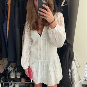 Vit klänning Zara - Intressekoll på min Zara klänning, säljs inte längre TAR INTE SKAMBUD 
