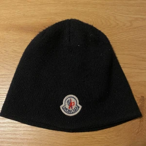Moncler mössa - Ny Moncler mössa. Fraktar inom 24 timmar. Färg svart. 