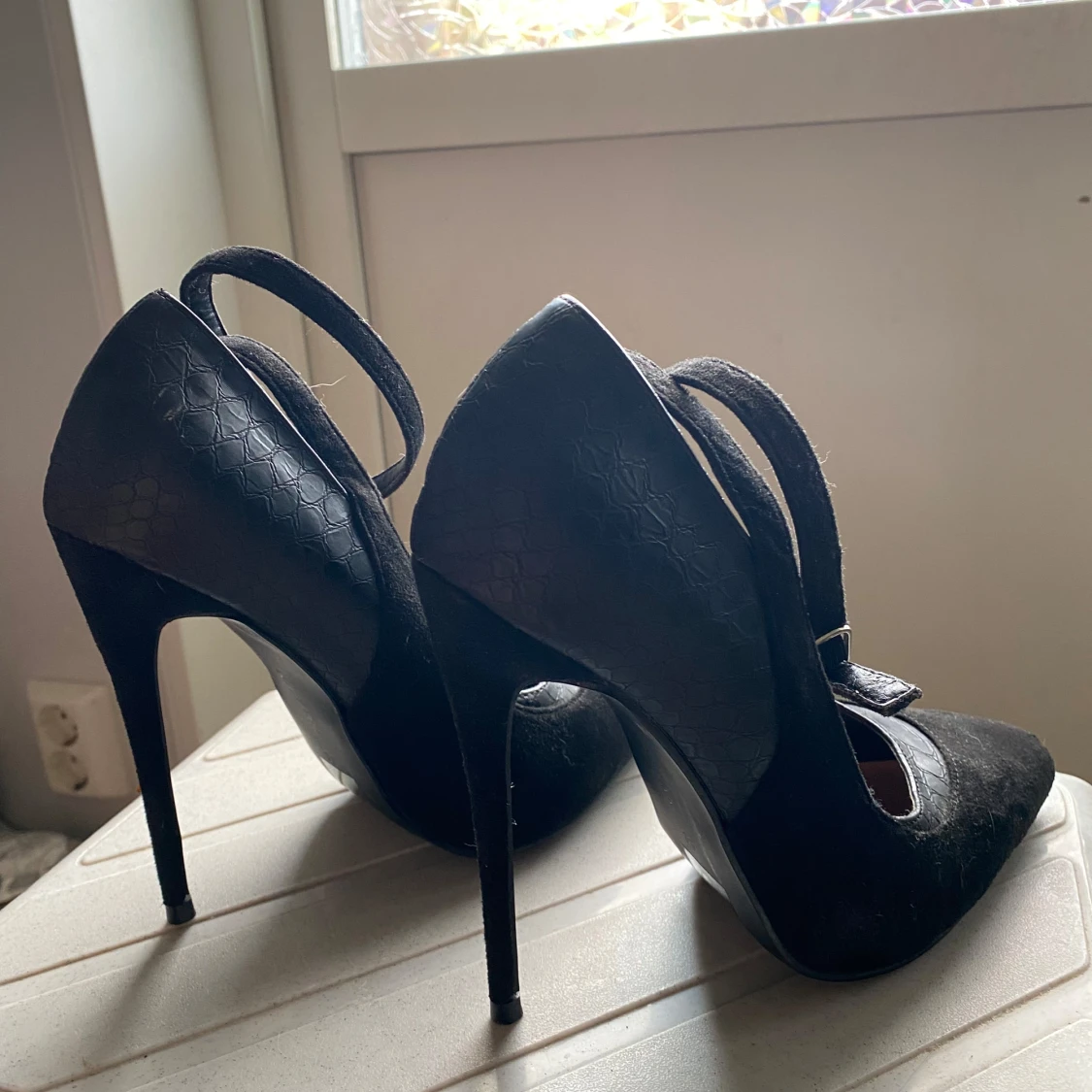 Svarta pumps med ankelrem från Lost Ink - 2