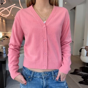 Rosa kofta  - Säljer en rosa kofta med fyra knappar framtill. Den är i mycket bra skick och endast använd fåtal gånger. Storlek XS och perfekt nu till sommaren!🩷