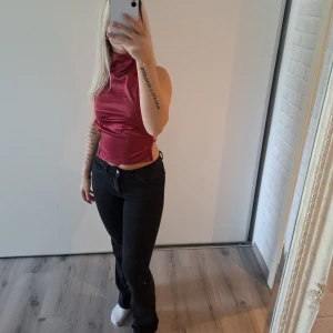 Vinröd topp med öppen rygg - Säljer en vinröd topp öppen rygg helt ny super fin man kan ändra storlek på banden