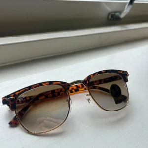 Ray-Ban solglasögon - Säljer dessa rayban solglasögon som är i topp skick. Låda finns tyvärr inte. Pris kan diskuteras och fler bilder finns