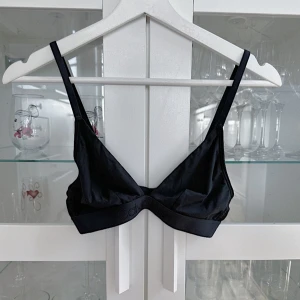 Calvin Klein bralette 🖤 - En svart Calvin Klein bralette som är köpt secondhand (i samma skick!), har själv aldrig använt den. Den är lite sliten på vissa ställen men är fortfarande i fungerande skick. Nypris 549kr! FÖRST TILL KVARN!🖤(VID KÖP AV FLER ARTIKLAR FÅR DU RABATT! MER OM DET FINNS I MIN PROFIL!)