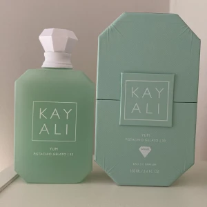 Kayali Yum Pistachio Gelato 100ml - 100ml Kayali Yum Pistachio Gelato. Endast testsprutad med 2-3sprut! 💐 