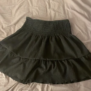 Volang kjol - Helt oanvänd volang kjol ifrån Gina tricot