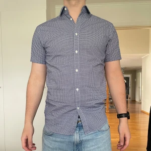 Mönstrad skjorta - Mönstrad blå skjorta i strl S från Jack & Jones Premium. Slim fit. Använd några gånger