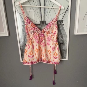 Sommar topp  - Säljer en jättefin sommartopp! Säljer för att den inte har används (den har aldrig används, bara testats). Den är öppen i ryggen! Hör av er vid frågor och funderingar💘💞