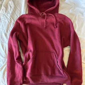 Vinröd hoodie från BikBok - Mysig vinröd hoodie från BikBok med huva. Tröjan har långa ärmar och ribbade muddar vid ärmslut och nederkant. Perfekt för en avslappnad stil.🌸