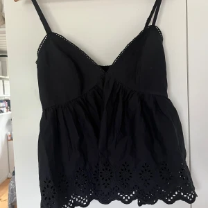 Sött linne - Ett linne från Bikbok med justerbara axelband. Storlek M. Köpt på Vinted men säljer då det inte passade mig. Kan hämtas i Falkenberg annars står köpare för frakt. Pris kan diskuteras  Hör av dig vid frågor