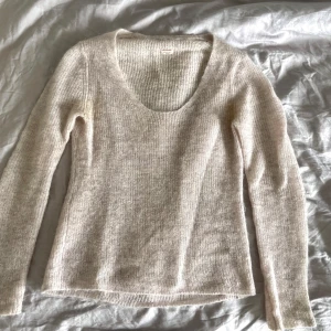 Beige stickad tröja i mohair/ullblandning - Supermjuk beige rosa stickad tröja som är köpt second hand på Arkivet. Små defekter och tecken på användning (se bilderna). Storlek står inte men skulle säga S/M 🧡