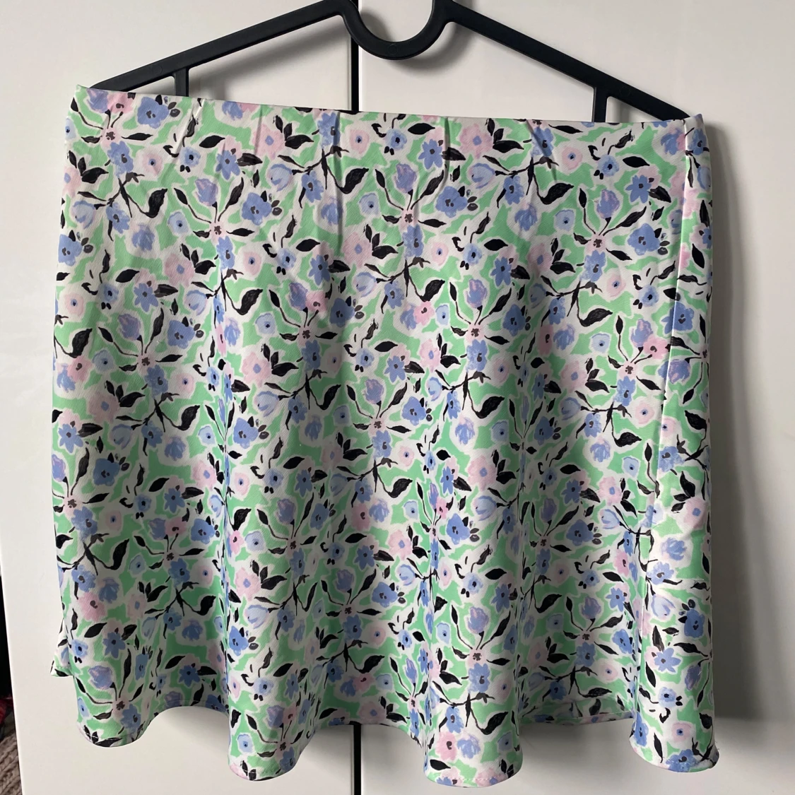 Blommig kjol i pastellfärger