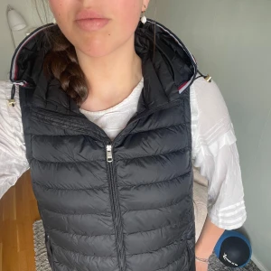 Tommy Hilfiger väst - Säljer denna jätte snygga Tommy hilfiger dun väst. Köpt för ungefär 2000kr och säljer för halva priset.  Kom gärna med prisförslag. 