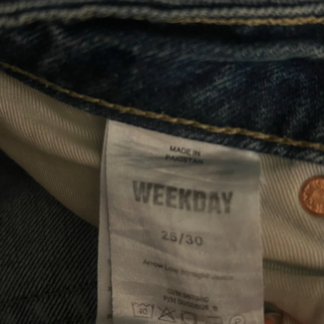 Blå lågmidjade jeans från Weekday - 2