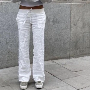Vita linnebyxor med snörning - Snygga vita linnebyxor med rak passform och knytband i midjan. Byxorna har en avslappnad look och är perfekta för varma dagar. De är uppsydda och passar mig som är 162. Säljer endast vid bra bud!🫶🏻💞😇