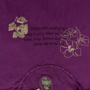 Lila långärmad topp med blommor från MICHKA - Lila långärmad topp med tryckta blommor i guld och vita pärldetaljer framtill. Rund halsringning med små pärlor runtom. Tryckt text på bröstet och mjukt bomullsmaterial.