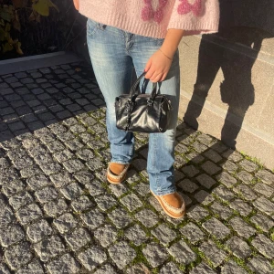 Super snygga low waist jeans - Köpta här på plick men säljer då de va för stora i midjan❣️ alla bilder är lånade av de uf företag jag köpte av men kan skicka mer detaljerade om de önskas☀️❣️