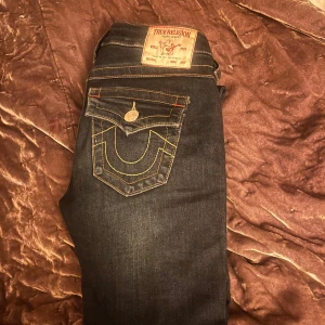 Mörkblå jeans från True Religion - Säljer ett par mörkblå jeans från True Religion i storlek W24 jag är 173 och dom är långa på mig, bra kvalitet, kan tvättas inan de skickas. Jag står för frakten😊 Säljer de för 850 då de är näst intil oanvända. Kan tvätta dem inan de skickas🙌🏻🙌🏻 Nypris: 1299