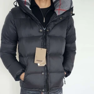 Burberry jacka  - Säljer en skön burberry jacka som går och göra till väst också. Storlek L, nytt skick inga skador. Skriv för intresse!