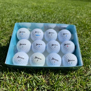 Srixon mix - Bilden visar en ask med tolv golfbollar av märket Srixon. Bollarna är i A-klass. 