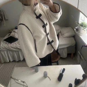 Teddyjacka - Jätte fin och slutsåld teddy jacka från hm. Lappen sitter kvar!🫶🏻