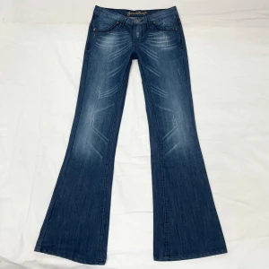 Lågmidjade bootcut jeans - Midja 37x2 cm gren 20 cm, innerben 80 cm och benslut 25x2 cm. Märkta storlek 158 (barnstorlek) men passar någon runt 165-170🫶🏻 Jag tycker de sitter som en xxs kanske tom xxxs då jag själv är xs-s o 169 men det är måtten som gäller om man köper!!! ‼️OBS får inte upp dem över rumpan så sista bilden visar egentligen bara passformen på benen‼️