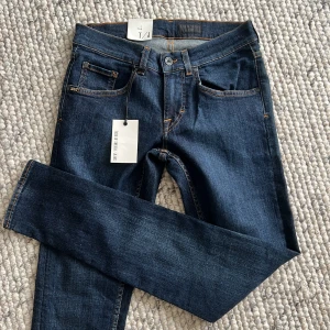 Mörkblå jeans W28 L32 - Säljer ett par sprillans nya jeans från Tiger of Sweden. Kom gärna med pris förslag!