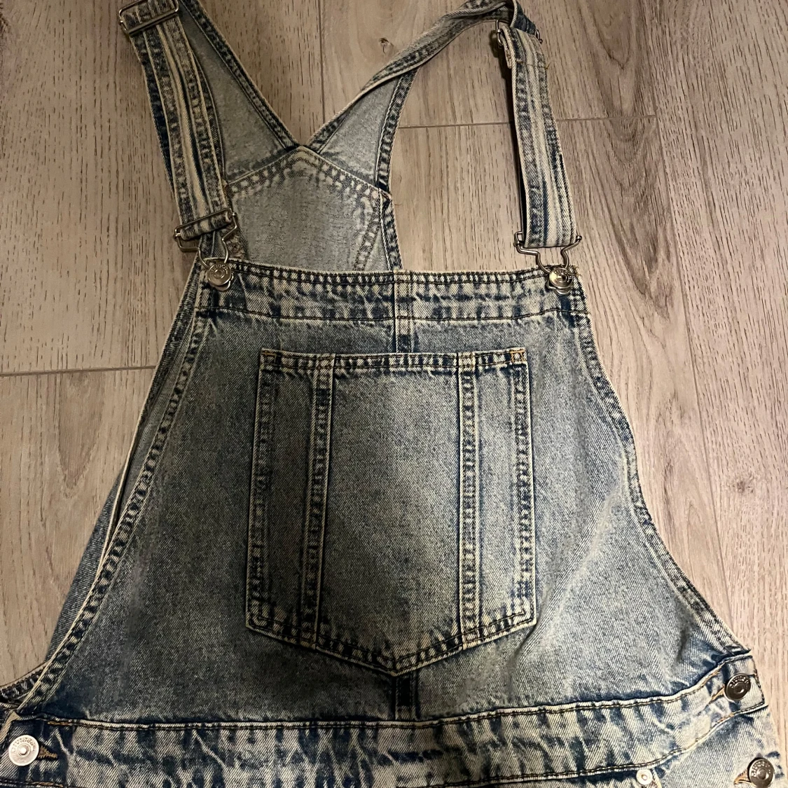 Jeansklänning med hängselband - 2