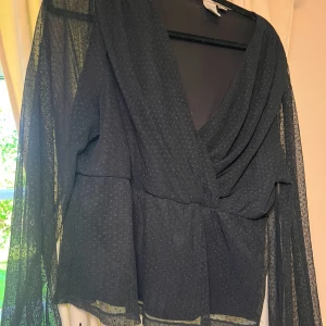 Svart blus - Söt blus i strl L. Nästan oanvänd 