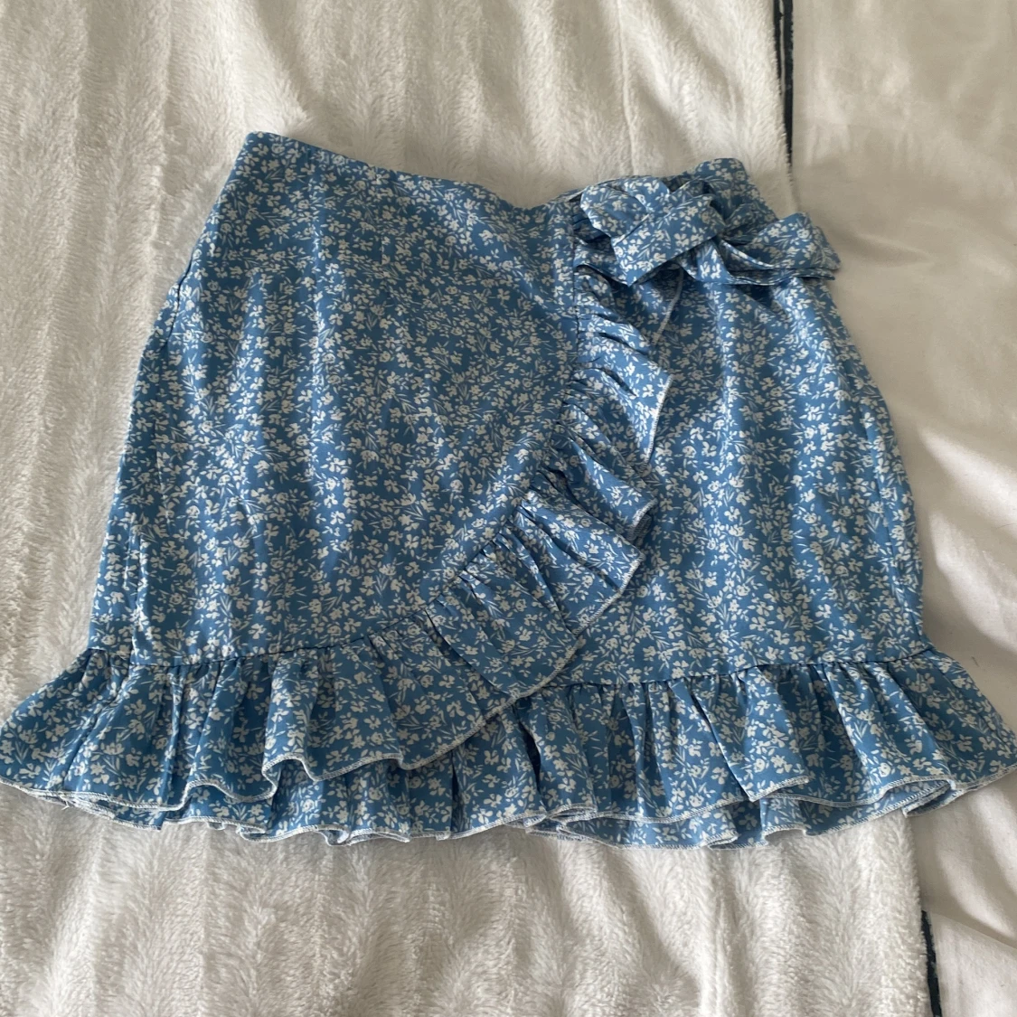 Blå blommig omlottkjol med volang från SHEIN