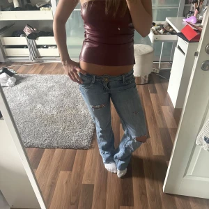 Ljusblå slitna jeans från IL DOLCE - Ljusblå jeans med slitningar och hål på benen från IL DOLCE💝💝