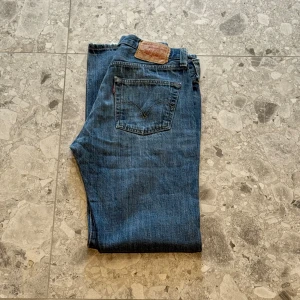 Levis 501 blå jeans - Klassiska blå Levis 501 jeans med raka ben. Storlek W30, L32. Väldigt snygga jeans enligt mig och är i bra skick. Nypriset ligger på cirka 1400 så ett väldigt bra pris.