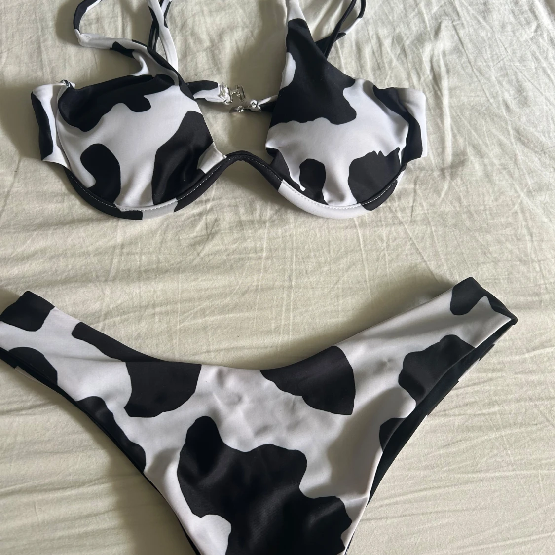 Svartvit bikini med ko-mönster - 2