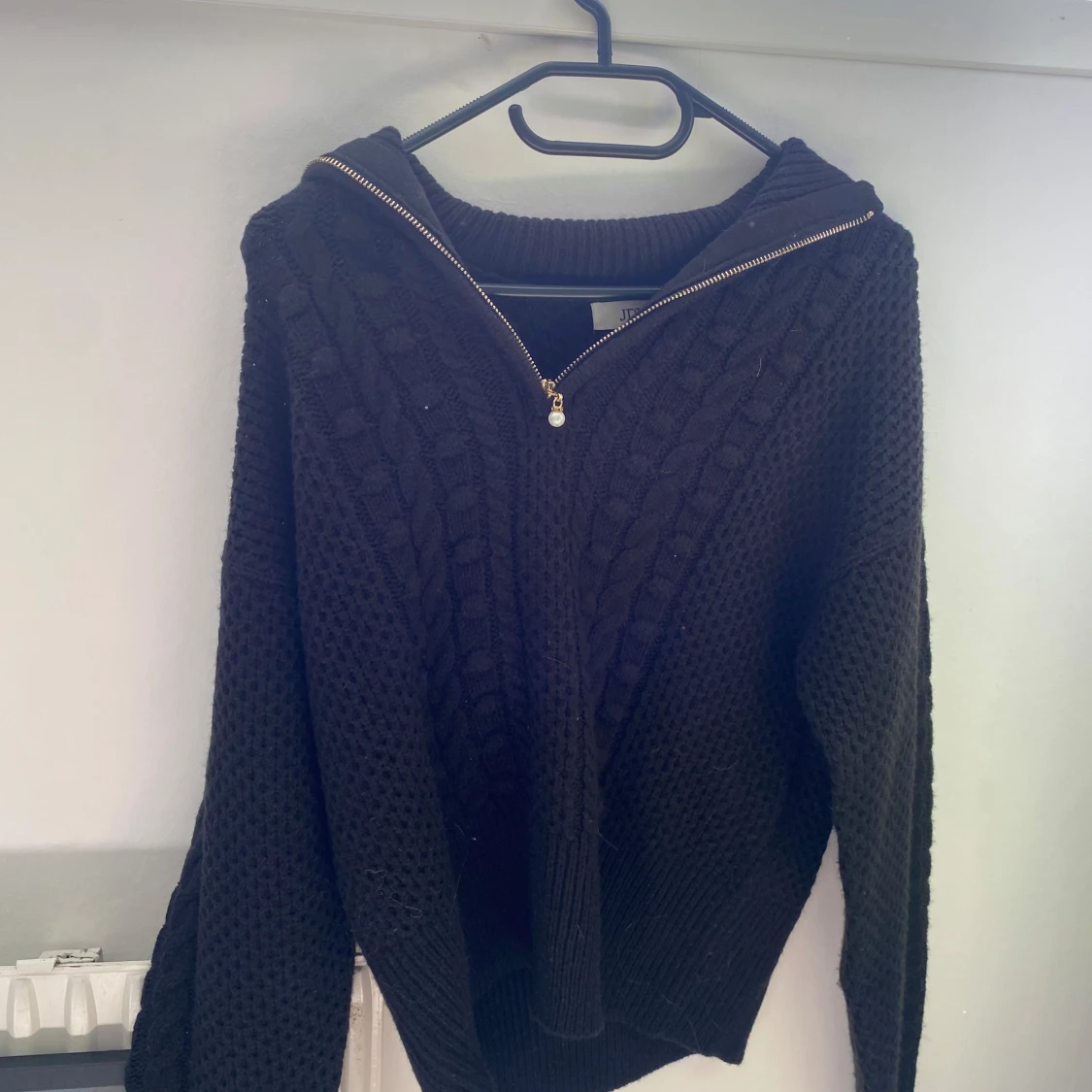 Svart stickad tröja med dragkedja - 2